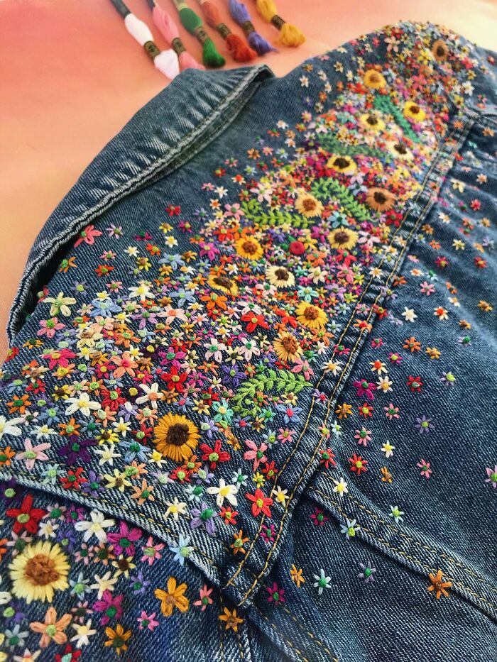 Un abrigo de jean con bordado floral: ¡Todo un año de trabajo! 