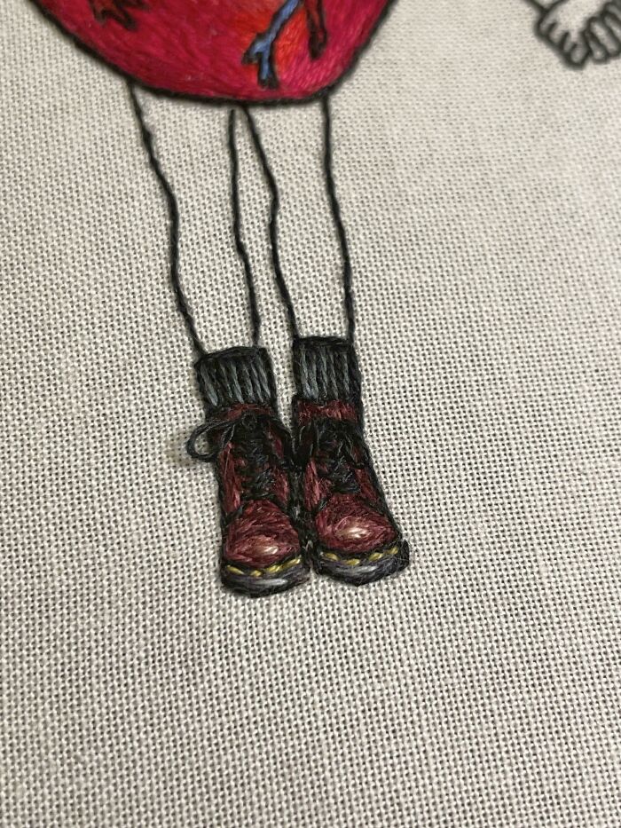 ¡He bordado unas botas diminutas para un proyecto en el que estoy trabajando!