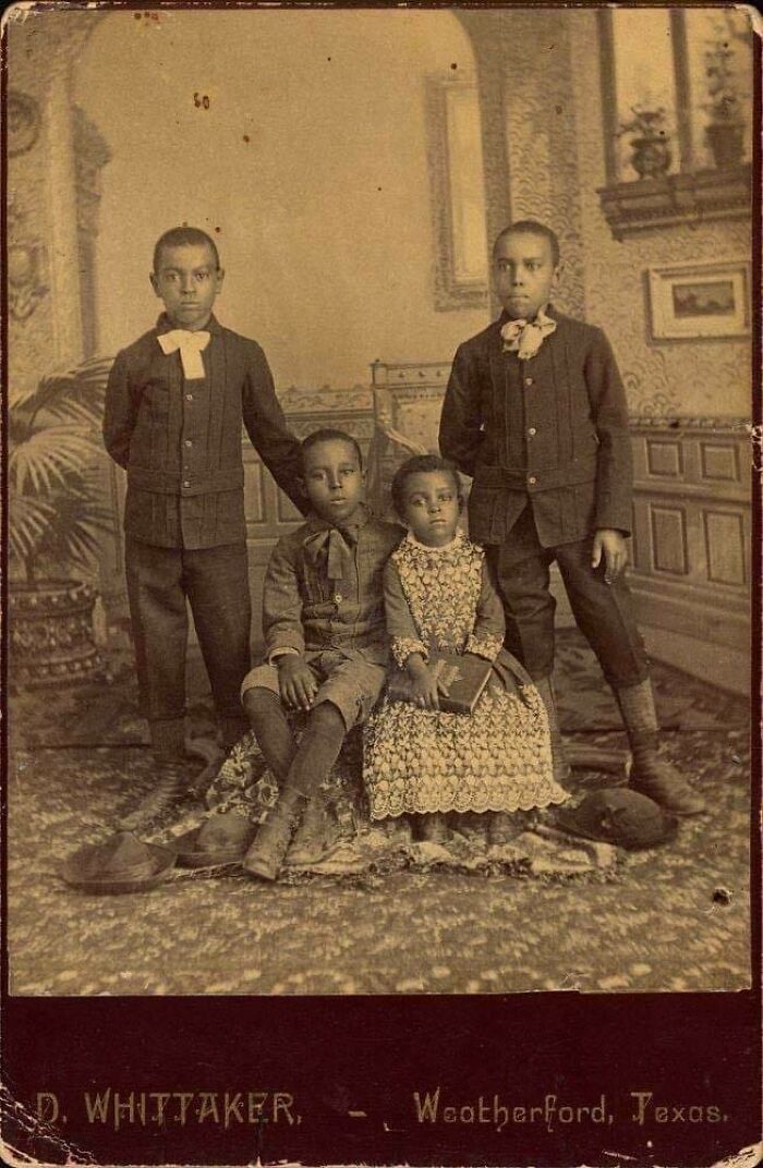 4 niños victorianos de la década de 1880