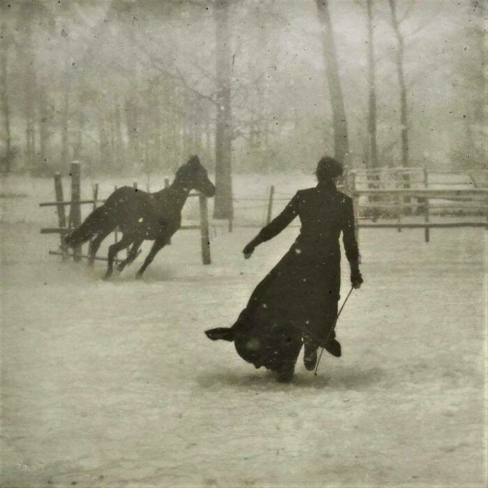 Una dama y su caballo en un día nevado de 1899