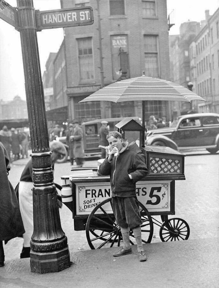 Puesto de salchichas en North End, Boston, 1937