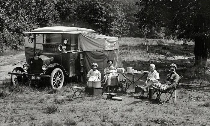 Acampada en carretera (con una gran autocaravana), 1920