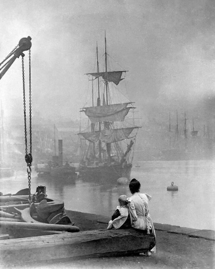 Una madre y su hija observan cómo un gran barco navega por el Támesis en Londres, 1880
