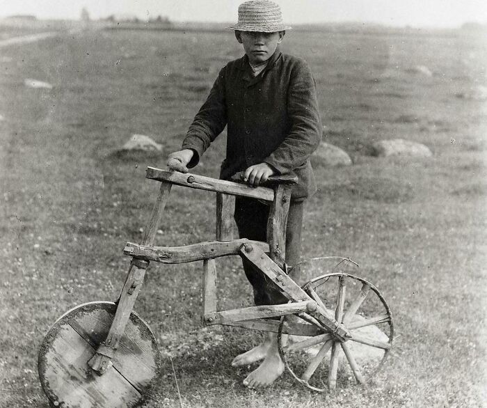 Ciclista de Tarvastu, Estonia, en una bicicleta de madera fabricada por él mismo, 1912