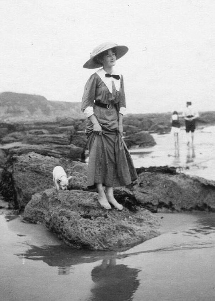 Mujer disfrutando de la vista en la playa, década de 1910