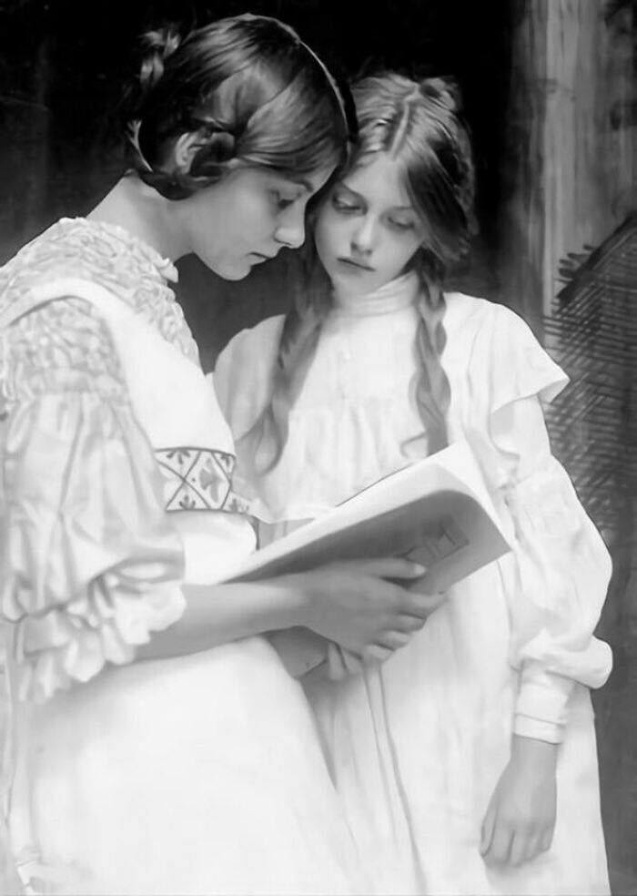Las hermanas adolescentes Gertrude y Ursula Falke. Alemania, 1906