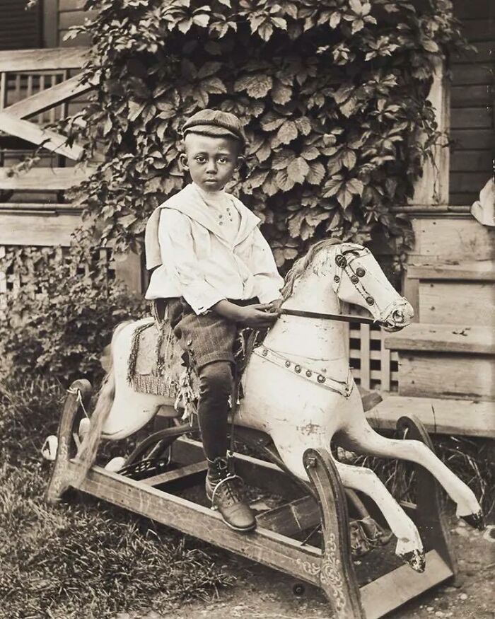 Retrato de un niño en un caballo que se balancea, 1902