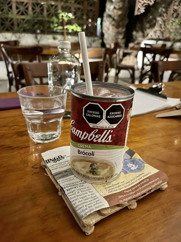 ¿Cóctel servido en una lata de sopa de brócoli, en un periódico o en un palito de helado de preescolar?