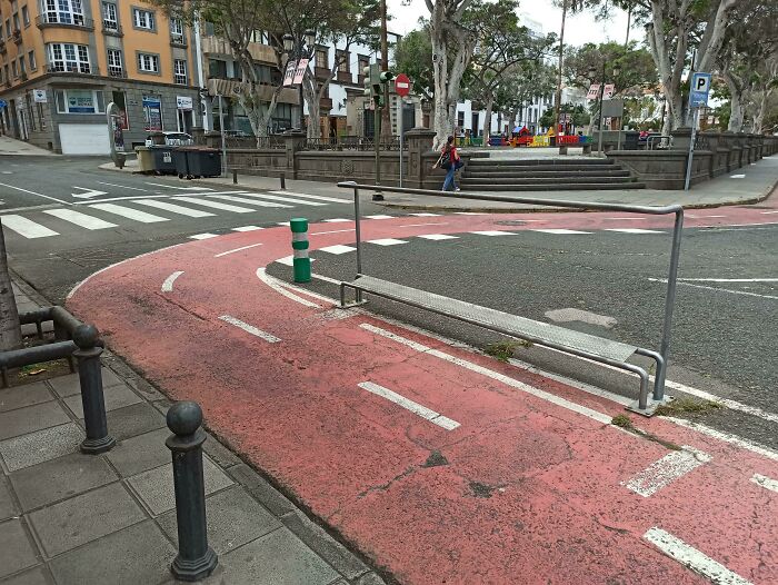 Equipo metálico que permite a los ciclistas apoyarse mientras están parados esperando la luz verde. España