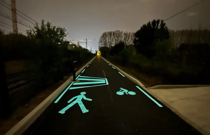 Montpellier, Francia. Prueba de un carril bici con pintura fotoluminiscente