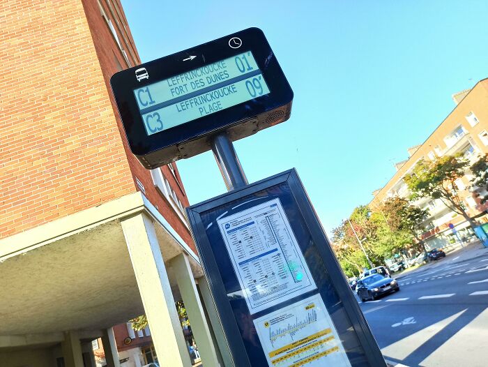 Dunkerque, Francia, señal de parada de autobús con el tiempo de espera