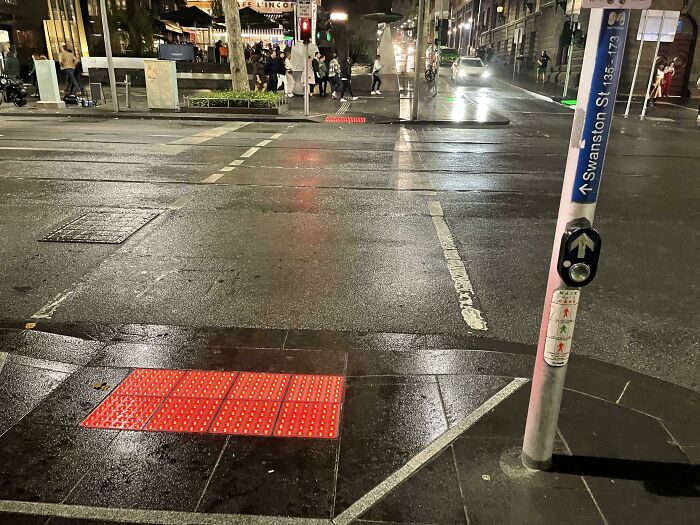 El pavimento táctil cambia de color según el estado del semáforo