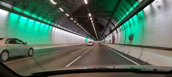 Estos anillos luminosos verdes se mueven al ritmo del límite de velocidad para ayudar a medir la velocidad