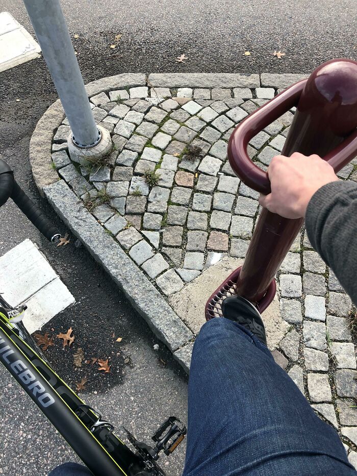 Un soporte para que los ciclistas se agarren mientras esperan el semáforo en Suecia