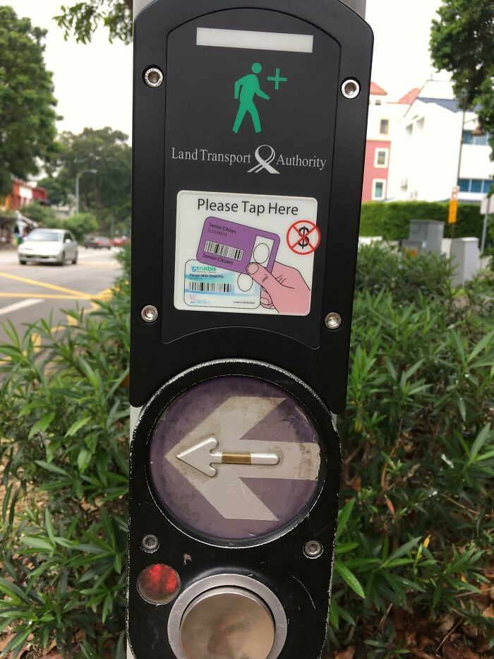 Este semáforo de Singapur permite a las personas mayores y discapacitadas añadir tiempo para cruzar mediante una tarjeta que colocan sobre él