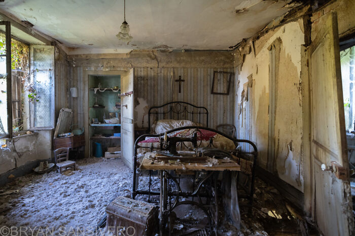 I Discovered A Several-Hundred-Year-Old Abandoned Farmhouse In France (18 Pics) I Discovered A Several-Hundred-Year-Old Abandoned Farmhouse In France (18 Pics)