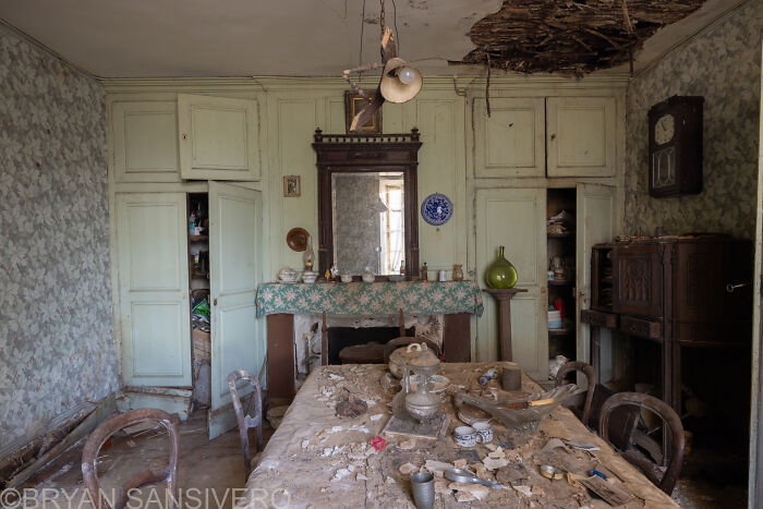 I Discovered A Several-Hundred-Year-Old Abandoned Farmhouse In France (18 Pics)