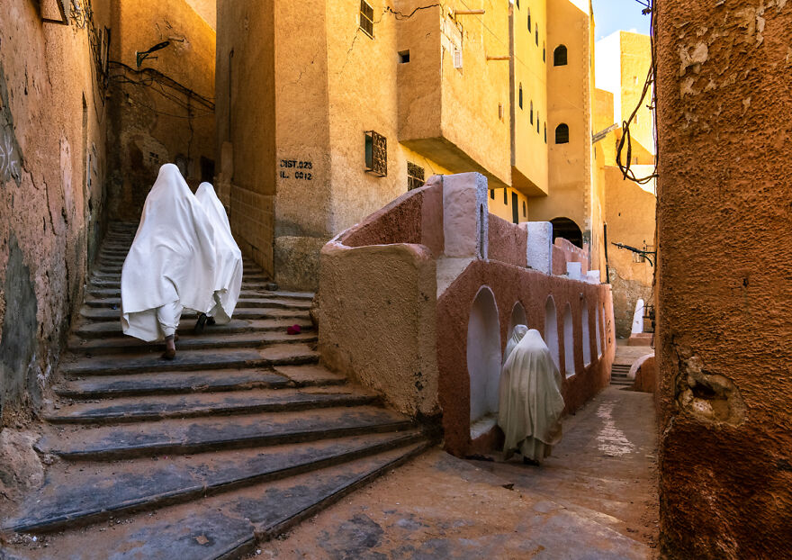 Mozabite Women In White Haïk In The Streets Of Ksar El Atteuf, North Africa, Ghardaia, Algeria