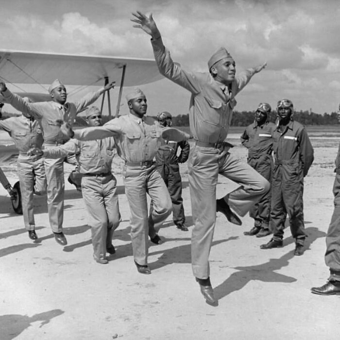Esta fotografía, tomada en 1942 por el fotógrafo de la revista Life Gabriel Benzur, muestra a los cadetes en entrenamiento para el Cuerpo Aéreo del Ejército de Estados Unidos, que más tarde se convertirían en los famosos aviadores de Tuskegee. Fueron los primeros aviadores militares negros y contribuyeron a la integración de las fuerzas armadas estadounidenses