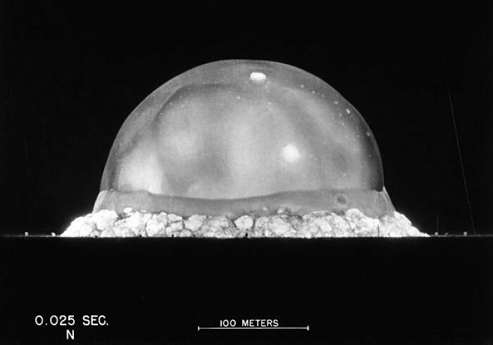 La expansión de la bola de fuego y la onda expansiva de la explosión Trinity, vistas 0,025 segundos después de la detonación el 16 de julio de 1945.