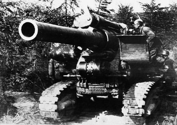 A Large Russian Gun On Tracks, Likely A 203 Mm Howitzer M1931, Is Manned By Its Crew In A Well-Concealed Position On The Russian Front On September 15, 1941