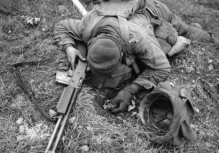 Un soldado estadounidense no identificado, abatido por un francotirador alemán, se aferra a su fusil y a una granada de mano en marzo de 1945 en Coblenz, Alemania