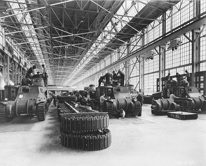 En la foto, hombres trabajando en los tanques Lee M3 en la planta del Arsenal de Detroit, Michigan, Estados Unidos. Fecha desconocida