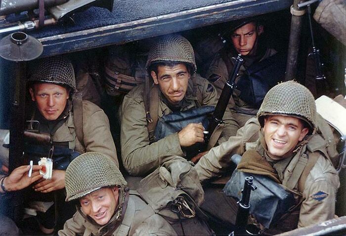 En la foto de arriba se ve a los Rangers del Ejército de EE.UU. esperando la señal de invasión del norte de Francia, también conocida como Normandía, en una lancha de desembarco en un puerto inglés en junio de 1944