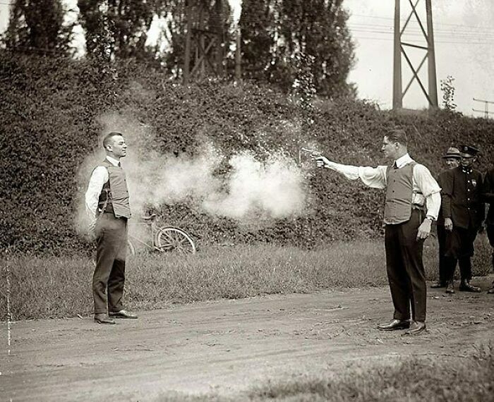 En la foto se ve la prueba de un nuevo tipo de chaleco antibalas en 1923