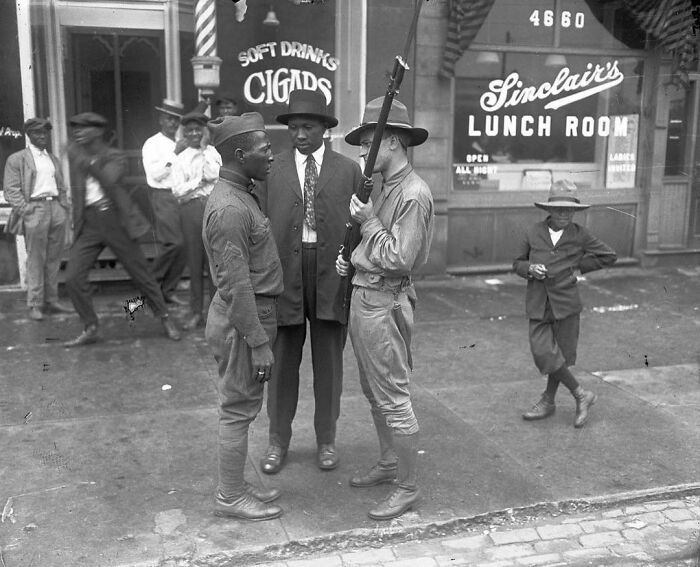 Un miembro de la milicia estatal se enfrenta a un veterano afroamericano durante los disturbios raciales de Chicago de 1919. 27 de julio de 1919