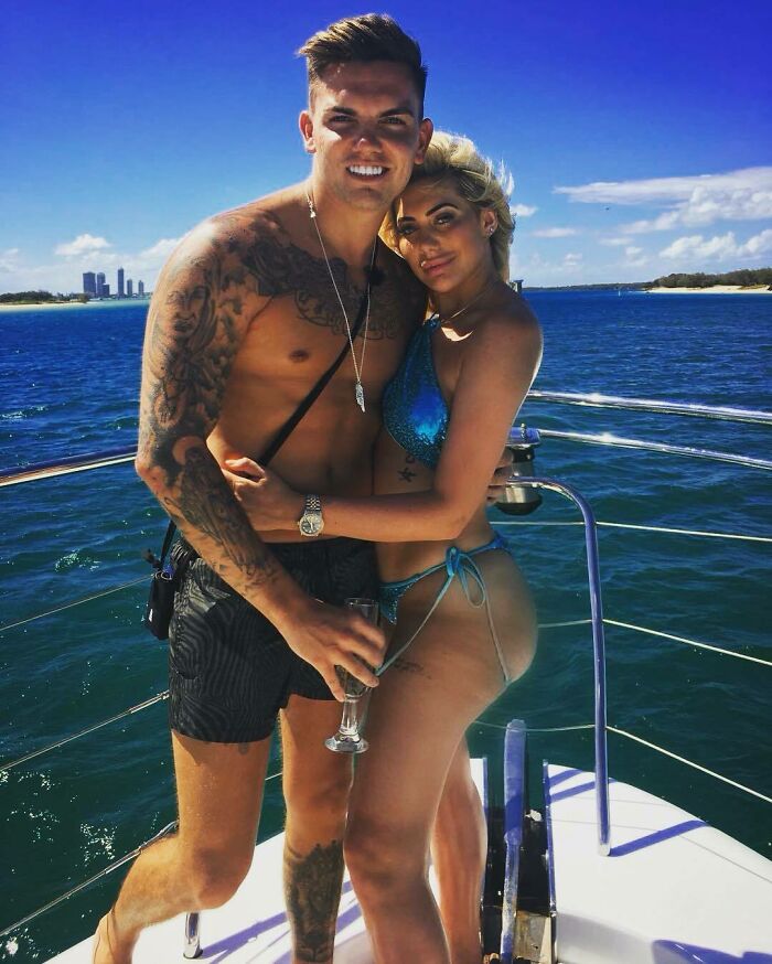 Fans Accused Sam Gowland And Chloe Ferry Of Photoshopping Chloe's Body In This Holiday Picture