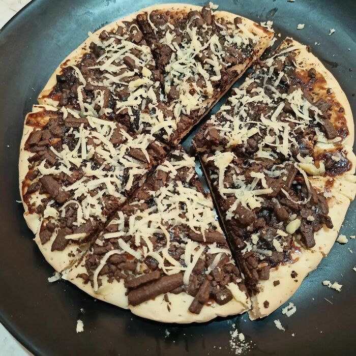 Pizza with melted chocolate and cheeze