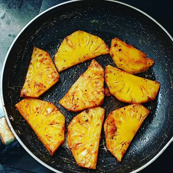 Grilled pineapple in the pan