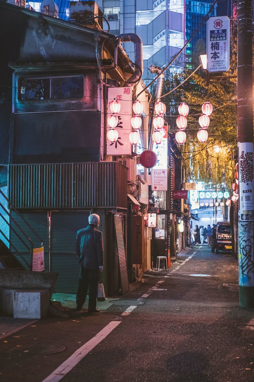 Timeless Observer: Gaze Over Shibuya Yokocho