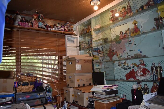 The World Map And National Costume Doll Shelving