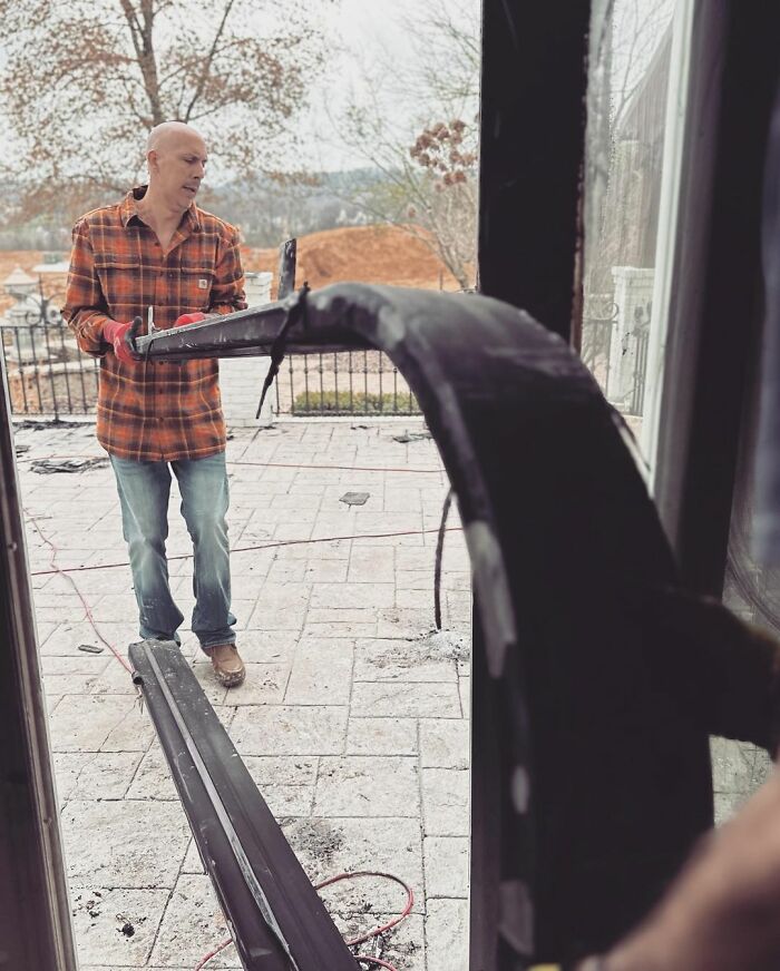 Honest Listing On Zillow Of A Property In Flames, Shared By This Landlord, Got Bought By A British Family Honest Listing On Zillow Of A Property In Flames, Shared By This Landlord, Got Bought By A British Family