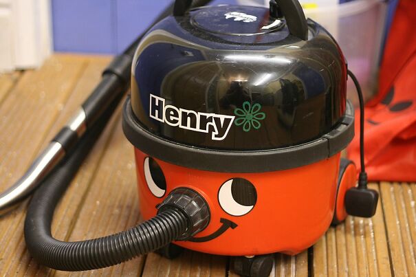 Numatic_Henry_vacuum_cleaner_9086983195-640fb31164b91.jpg