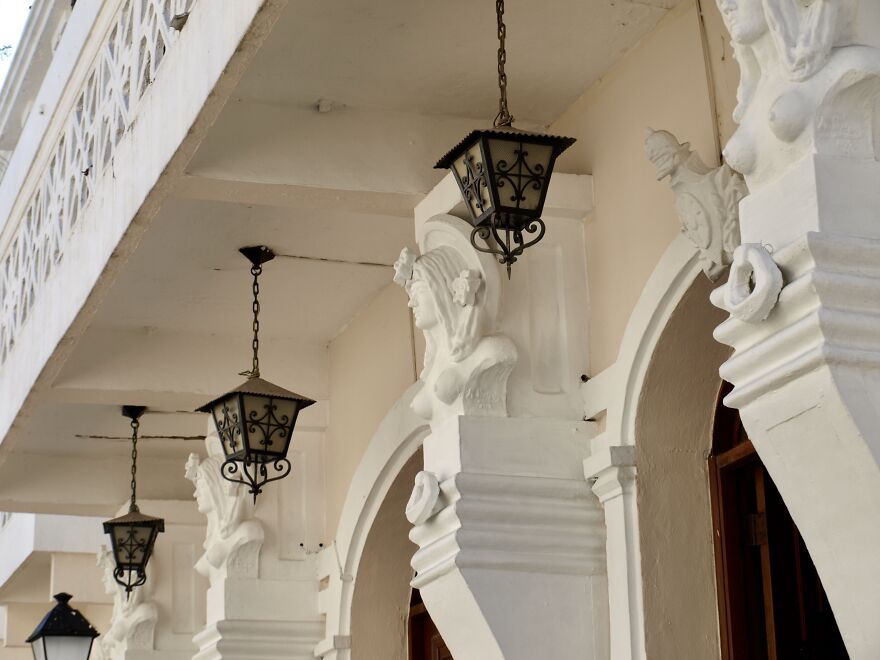 Intricate Details On Busts And Lamps Of The Architects' And Engineers' Building