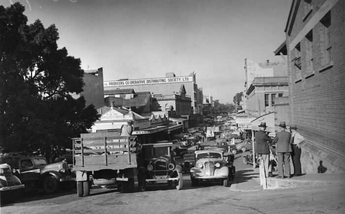 photo of the road in the city center with cars and people