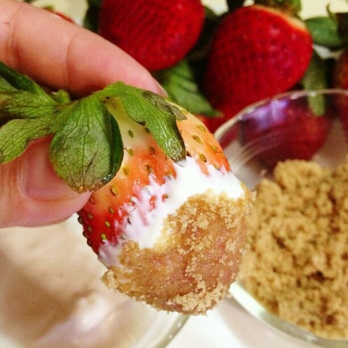 Strawberries with sour cream and brown sugar