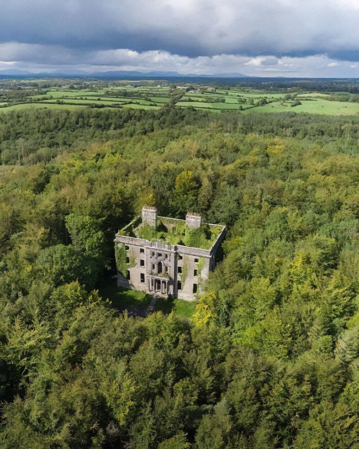 Una increíble mansión irlandesa en ruinas, situada en medio de un parque forestal
