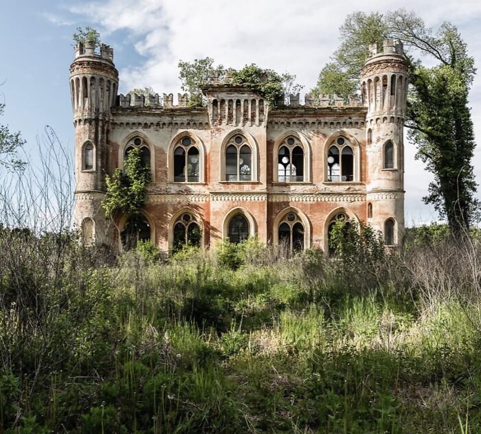 Forgotten And Abandoned Italian Mansion