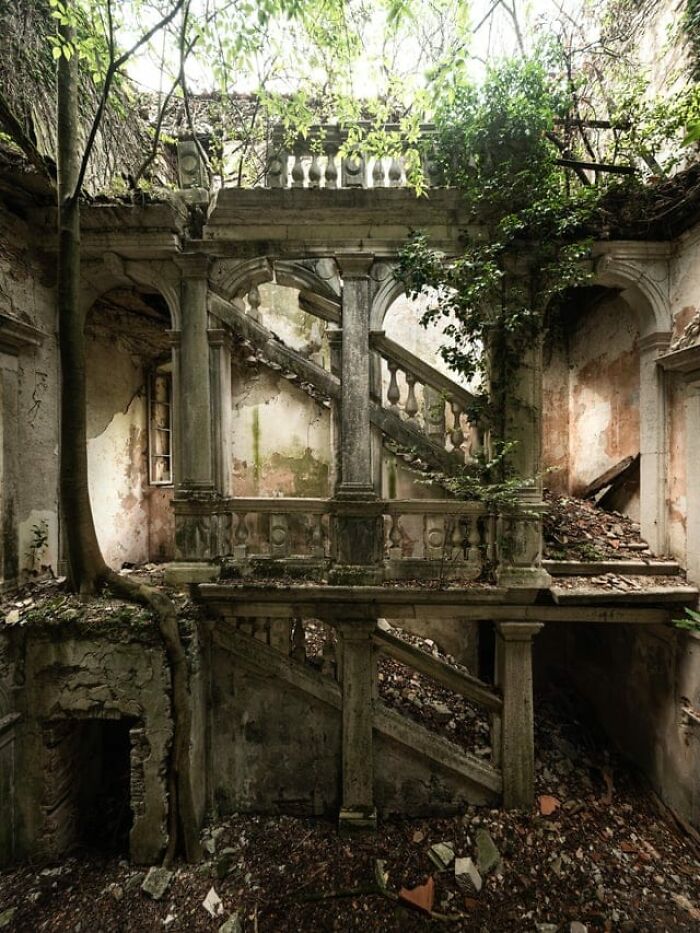 Abandoned 17th Century Mansion In Italy