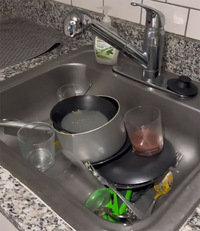 Airbnb Host Is Disgusted With Guest Who Didn't Clean After Themself In The Apartment, Gets Destroyed Online Airbnb Host Is Disgusted With Guest Who Didn't Clean After Themself In The Apartment, Gets Destroyed Online