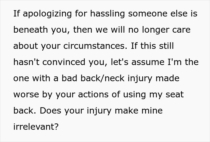 Netizens Applaud This Plane Passenger For Coming Up With The Perfect Revenge On People Who Keep Pulling On Their Seat When Standing Up Netizens Applaud This Plane Passenger For Coming Up With The Perfect Revenge On People Who Keep Pulling On Their Seat When Standing Up