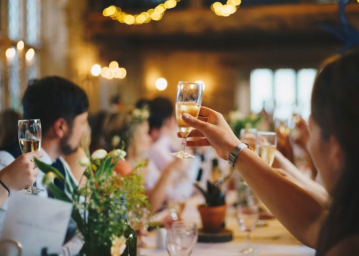 Bridezilla Has An Awkward Wedding With No Bridesmaids After They All Leave Over Her Mistreatment Of A Woman With Glasses Bridezilla Has An Awkward Wedding With No Bridesmaids After They All Leave Over Her Mistreatment Of A Woman With Glasses