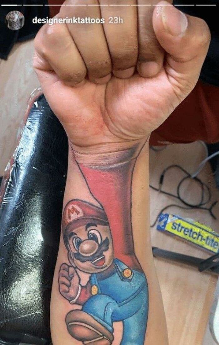 El hecho de que se tatuó esto en el brazo equivocado y ahora Mario tiene dos manos derechas