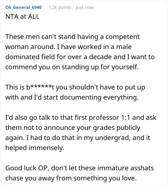 University Student Is Backed Online For Reporting Her Classmates Who Kept Hanging ‘Pretty Privilege’ On Her University Student Is Backed Online For Reporting Her Classmates Who Kept Hanging ‘Pretty Privilege’ On Her