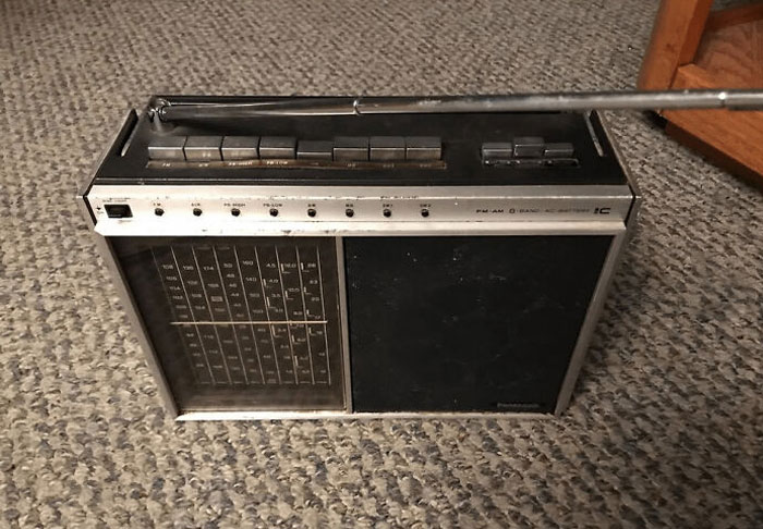 A mi papá le regalaron esta radio cuando tenía 13 años y aún la usa todos los días durante su ducha matutina
