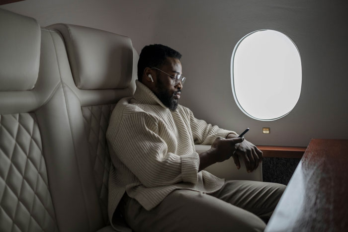 “I've Upgraded To First Class”: Woman Demands Passenger Who Paid For His Seat Move, Captain Decides To Lure Her Out Of The Plane And Leave Her Behind “I've Upgraded To First Class”: Woman Demands Passenger Who Paid For His Seat Move, Captain Decides To Lure Her Out Of The Plane And Leave Her Behind